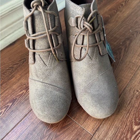Toms Lace Up Taupe wedge genuine suede Boots. 10 W - Picture 6 of 6